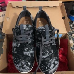 Toms size 9.5 run TTS NWT